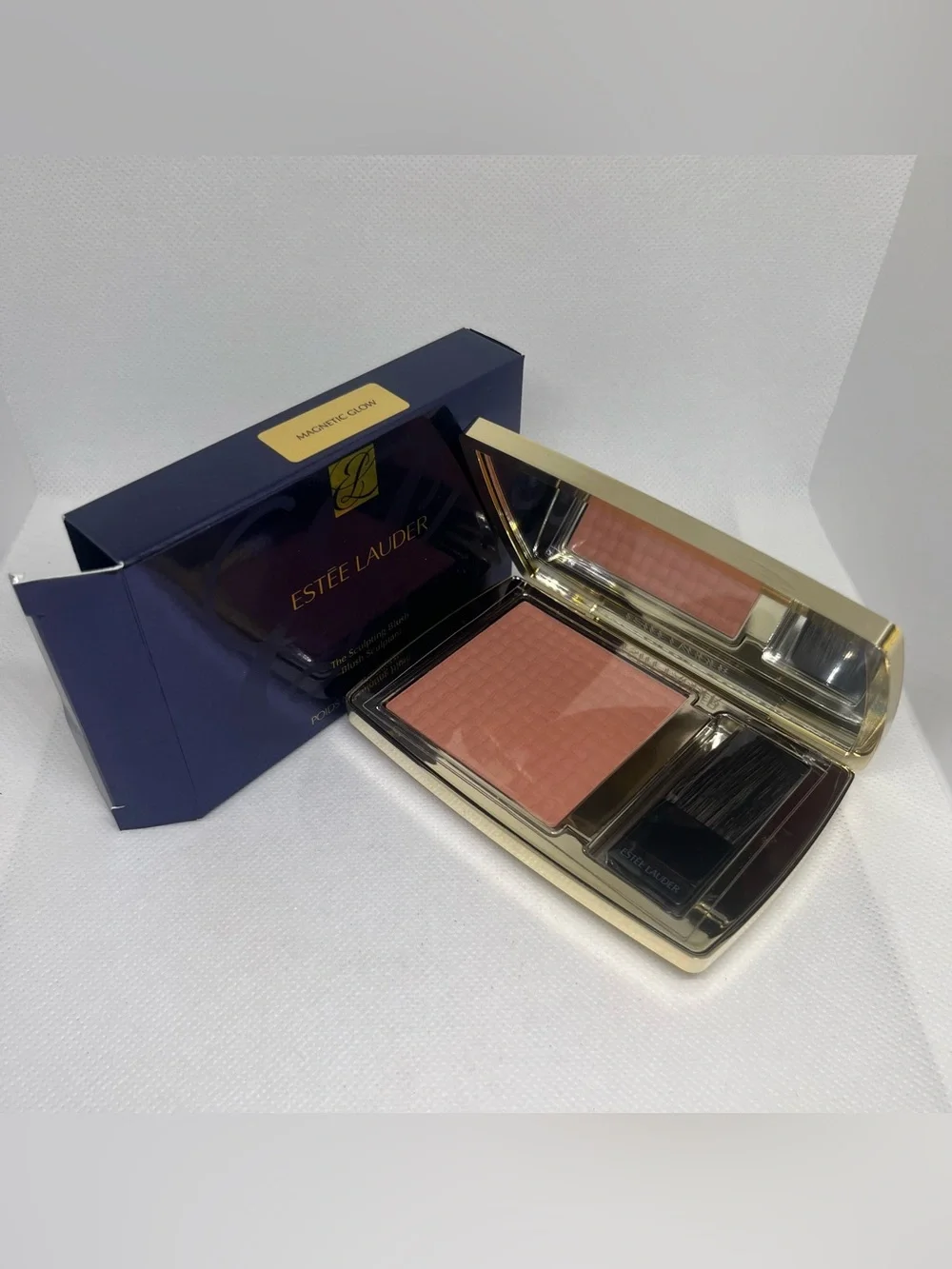 New ESTEE LAUDER Magnetic Glow The Sculpting Powder Blush